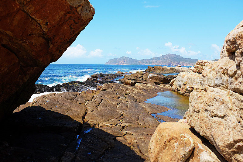 南非Cape Point附近的岩石、海洋和天空